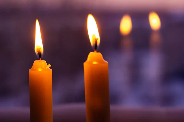Twee Kaarsen Branden Een Donkere Achtergrond Macro Fotografie Hoge Kwaliteit — Stockfoto