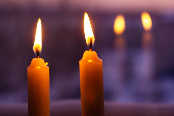 Twee Kaarsen Branden Een Donkere Achtergrond Macro Fotografie Hoge Kwaliteit — Stockfoto