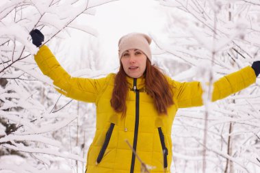 Kışın ağaçların arasında seksi ve çekici bir genç kadının portresi ve kar. Yüksek kalite fotoğraf
