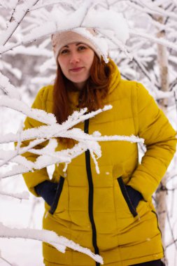Kışın ağaçların arasında seksi ve çekici bir genç kadının portresi ve kar. Yüksek kalite fotoğraf