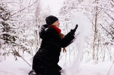 Kar atan güzel seksi kız. Karda ağaçların arasında. Yüksek kalite fotoğraf
