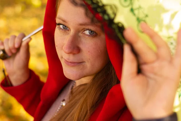 Sexy Holka Červeném Kabátě Dlouhými Vlasy Podzimním Parku Deštníkem Kvalitní — Stock fotografie