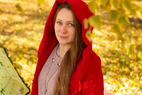 Sexy Dívka Červeném Kabátě Dlouhými Vlasy Sedí Kostkované Podzimním Parku — Stock fotografie