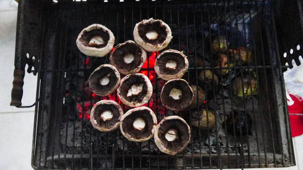 Champignon Cogumelos Brancos Grelhados Grelha Com Carvão Quente — Fotografia de Stock