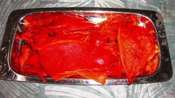 Nahaufnahme Von Gerösteten Roten Paprika Auf Der Grillpfanne — Stockfoto