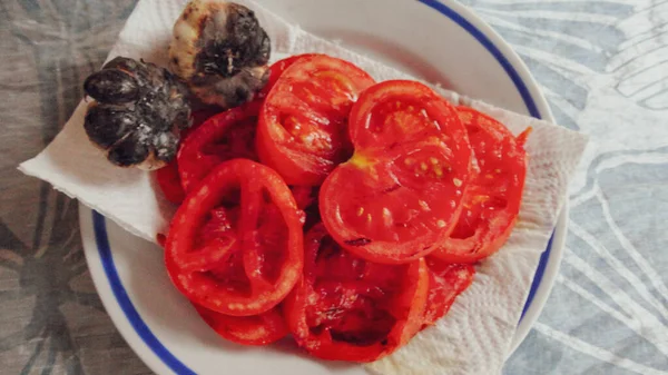 Gegrillte Tomaten Auf Dem Glühenden Holzkohlegrill — Stockfoto