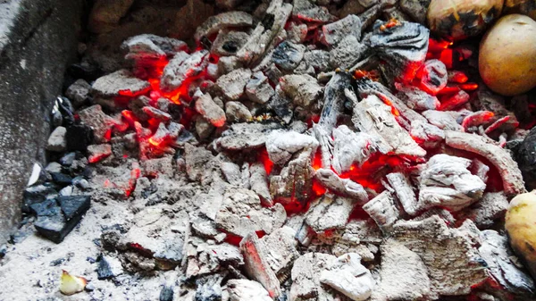 Patatas Grelhadas Grelha Carvão Quente Chamas — Fotografia de Stock