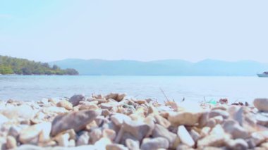 Yeşil doğa ve Ege deniz sularıyla çevrili kıyı şeridi üzerinde Akbuk, Didim, Türkiye 'deki gizli bir körfezdeki hava aracı görüntüsü