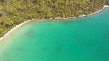 Yeşil doğa ve Ege deniz sularıyla çevrili kıyı şeridi üzerinde Akbuk, Didim, Türkiye 'deki gizli bir körfezdeki hava aracı görüntüsü
