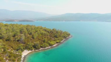 Yeşil doğa ve Ege deniz sularıyla çevrili kıyı şeridi üzerinde Akbuk, Didim, Türkiye 'deki gizli bir körfezdeki hava aracı görüntüsü