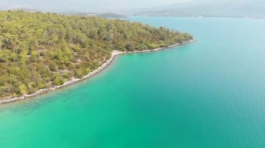 Yeşil doğa ve Ege deniz sularıyla çevrili kıyı şeridi üzerinde Akbuk, Didim, Türkiye 'deki gizli bir körfezdeki hava aracı görüntüsü