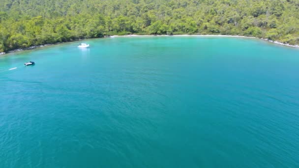 Drone Rastreando Velocidade Barco Cercado Pelo Mar Egeu Azul Baía — Vídeo de Stock