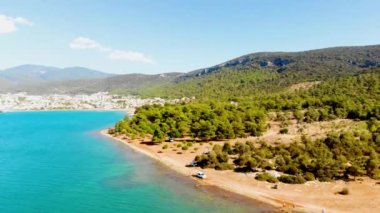 Yeşil doğa ve Ege deniz sularıyla çevrili kıyı şeridi üzerinde Akbuk, Didim, Türkiye 'deki gizli bir körfezdeki hava aracı görüntüsü