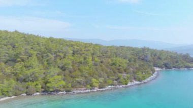 Yeşil doğa ve Ege deniz sularıyla çevrili kıyı şeridi üzerinde Akbuk, Didim, Türkiye 'deki gizli bir körfezdeki hava aracı görüntüsü