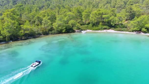 Drone Spårar Speed Boat Omgiven Blå Egeiska Havet Vid Akbukbukten — Stockvideo