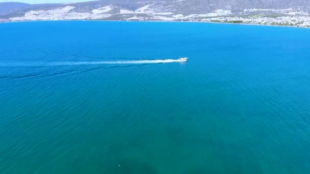 Drone Rastreando Velocidade Barco Cercado Pelo Mar Egeu Azul Baía — Vídeo de Stock