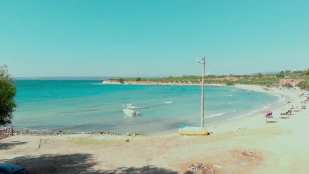 Légi Kilátás Fehér Strand Türkiz Víz Táj Egy Szeles Nyári — Stock videók