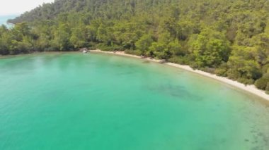 Yeşil doğa ve Ege deniz sularıyla çevrili kıyı şeridi üzerinde Akbuk, Didim, Türkiye 'deki gizli bir körfezdeki hava aracı görüntüsü