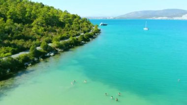 Yeşil doğa ve Ege deniz sularıyla çevrili kıyı şeridi üzerinde Akbuk, Didim, Türkiye 'deki gizli bir körfezdeki hava aracı görüntüsü