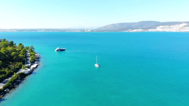 Paisaje Aéreo Bahía Verde Akbuk Con Estacionamiento Veleros Medio Del — Vídeo de stock