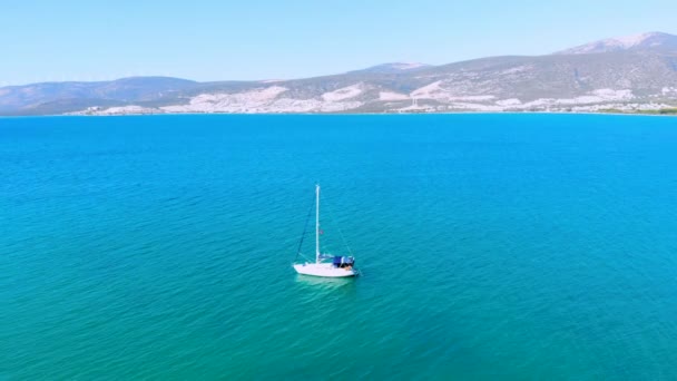 土耳其迪迪迪姆爱琴海中央的Akbuk绿湾空中景观 船帆停放 — 图库视频影像