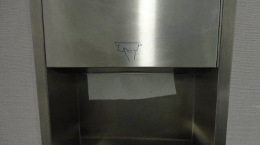 Ofis tuvaletinde çöp ikonu var. Gri renkli organik atık geri dönüşüm için uygun. Atıkları ayır, çöpleri ayır, atık yönetimi.