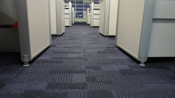 Mavi renk kumaş arka plan. Ofis tasarımı için koyu mavi halı deseni.