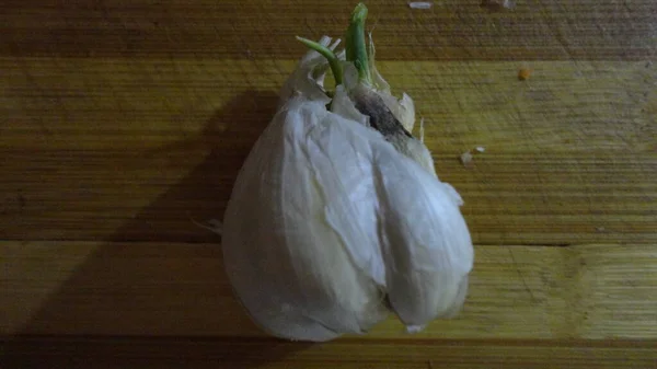 Diiris Bawang Putih Dan Bawang Putih Cengkeh Pada Latar Belakang — Stok Foto