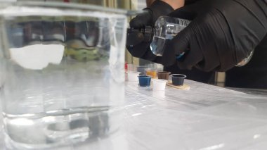 Renkli dövme mürekkebi ve saf su beyaz arkaplan üzerine oturum yapmak için hazır.