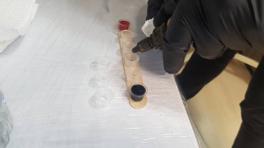 Renkli dövme mürekkebi ve saf su beyaz arkaplan üzerine oturum yapmak için hazır.