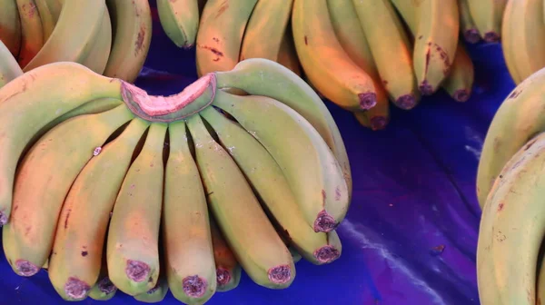 Ripe Bananer Gatemarkedet Tyrkia Grønne Bananer Står Disken Fruktmarkedet Banangjeng – stockfoto