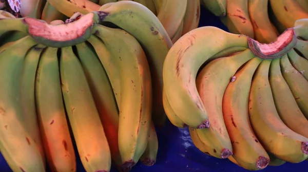 Ripe Bananer Gatemarkedet Tyrkia Grønne Bananer Står Disken Fruktmarkedet Banangjeng – stockfoto