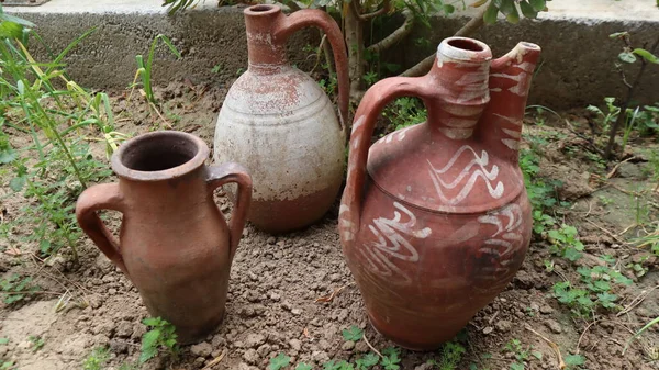 土耳其卡帕多西亚脏土上的大陶罐或壶 — 图库照片
