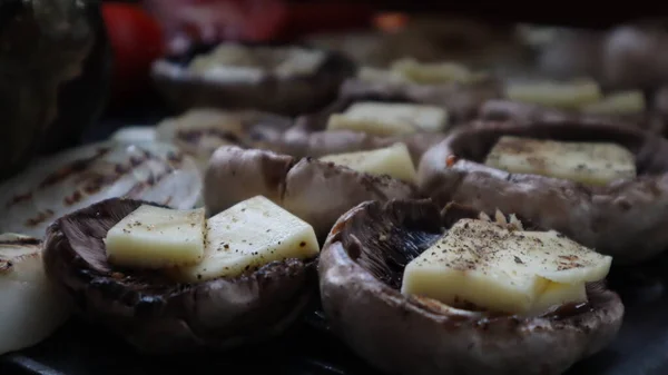 烤蘑菇与奶酪 西红柿和茄子在炽热的火炭烤 香米农白菇 洋葱和西红柿 用热煤烤过 — 图库照片
