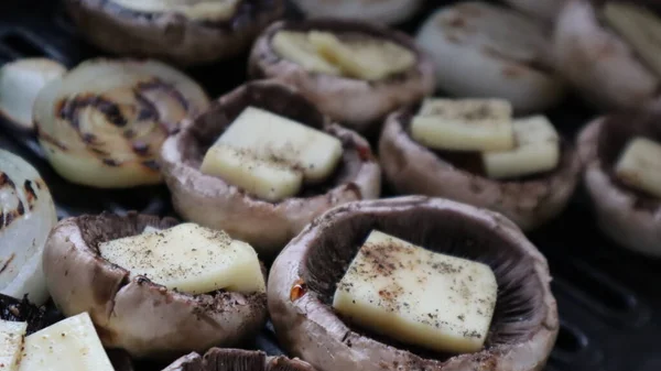 Funghi Alla Griglia Con Formaggio Pomodori Melanzane Sulla Griglia Carbone — Foto Stock