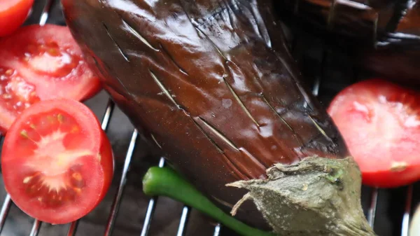 Grillezett Gomba Sajttal Paradicsommal Padlizsánnal Forró Lángoló Faszén Grillen Champignon — Stock Fotó