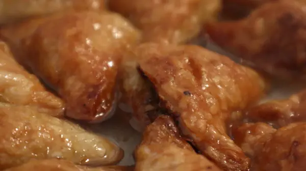 Triángulos Hojaldre Rellenos Nuez Rodeados Jarabe Aromático Azúcar Desierto Hecho —  Fotos de Stock