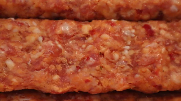 Surowe Świeże Klopsiki Wołowe Tło Kebabów Tradycyjne Niegotowane Mięso Adana — Zdjęcie stockowe