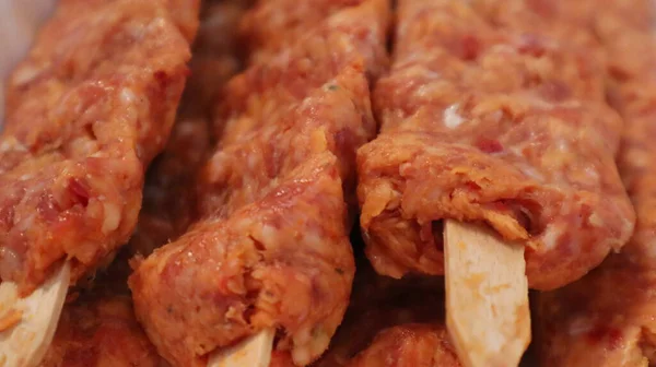 生鲜牛肉肉丸子和烤面包背景 传统的生肉Adana Kebab等待烧烤 — 图库照片