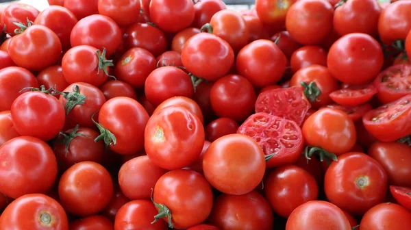 Sullo Sfondo Pomodorini Biologici Pomodori Rossi Succosi Primo Piano — Foto Stock