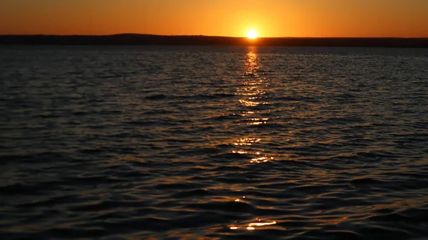 Oranje Gouden Zonsondergang Het Zeeoppervlak Zon Reflectie Water Landschap Onder — Stockfoto