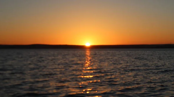 Orange Guld Solnedgång Havsytan Solreflektion Över Vatten Landskap Färgglad Himmel — Stockfoto