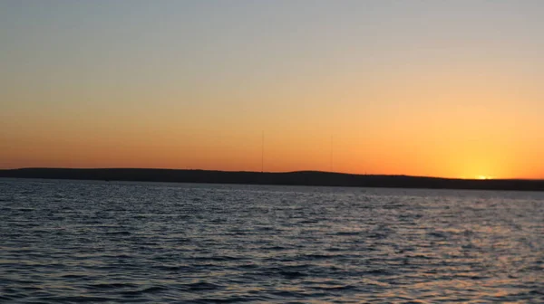 Orangefarbener Sonnenuntergang Auf Der Meeresoberfläche Sonnenreflexion Auf Dem Wasser Landschaft — Stockfoto