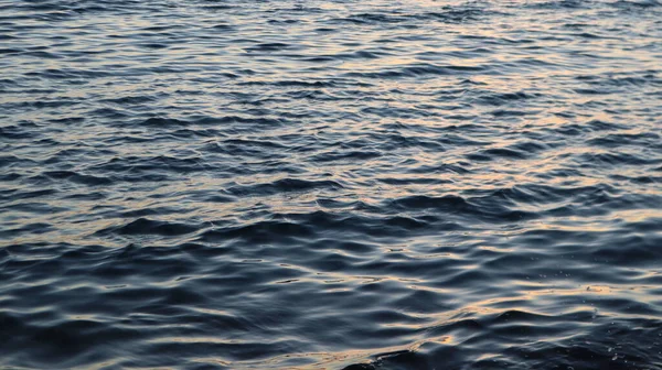 水に太陽の反射 日没のカラフルな空の下で風景 穏やかなエーゲ海からのオレンジ色の日没黄金の時間 — ストック写真