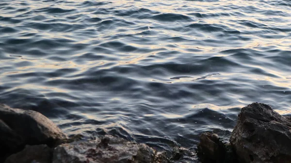 Suyun Üzerinde Güneş Yansıması Gün Batımında Renkli Gökyüzünün Altındaki Manzara — Stok fotoğraf