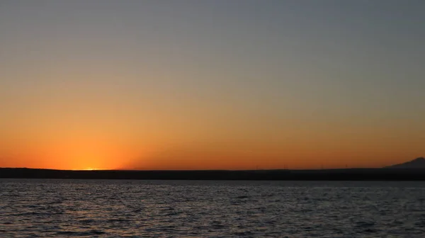 Orange Guld Solnedgång Havsytan Solreflektion Över Vatten Landskap Färgglad Himmel — Stockfoto