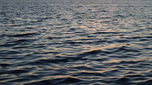 水に太陽の反射 日没のカラフルな空の下で風景 穏やかなエーゲ海からのオレンジ色の日没黄金の時間 — ストック写真