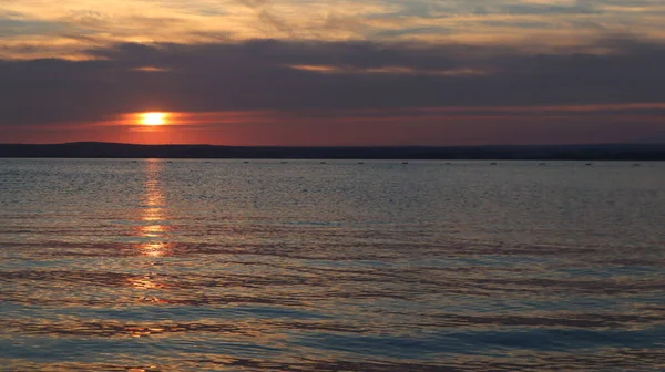 Закат Оранжевого Золота Поверхности Моря Отражение Солнца Воде Пейзаж Красочным — стоковое фото