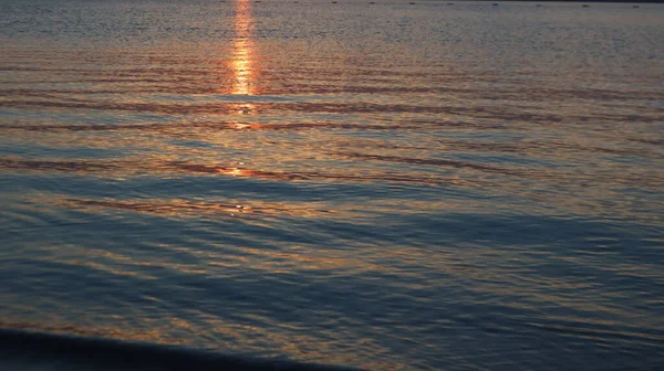 Pomarańczowy Złoty Zachód Słońca Powierzchni Morza Słońce Odbija Się Wodzie — Zdjęcie stockowe