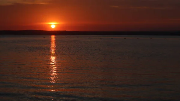 Закат Оранжевого Золота Поверхности Моря Отражение Солнца Воде Пейзаж Красочным — стоковое фото